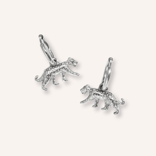 Notturna Oorbellen in zilver, kleine zilverkleurige oorringetjes met panterbedeltje