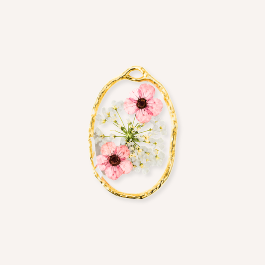 Peonia Charm, goudkleurige ovale bedel met geperste roze bloemen