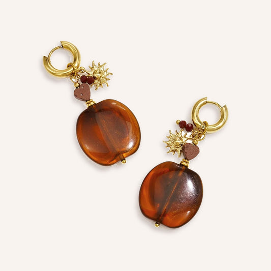 Petalo Oorbellen – Bruin, goudkleurige oorringen met bloem en amberbruine hanger