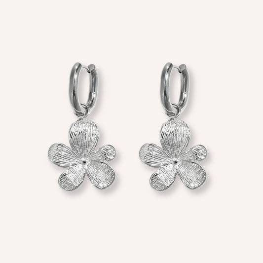 Primula Oorbellen in zilver, zilverkleurige oorringetjes met bloemhanger
