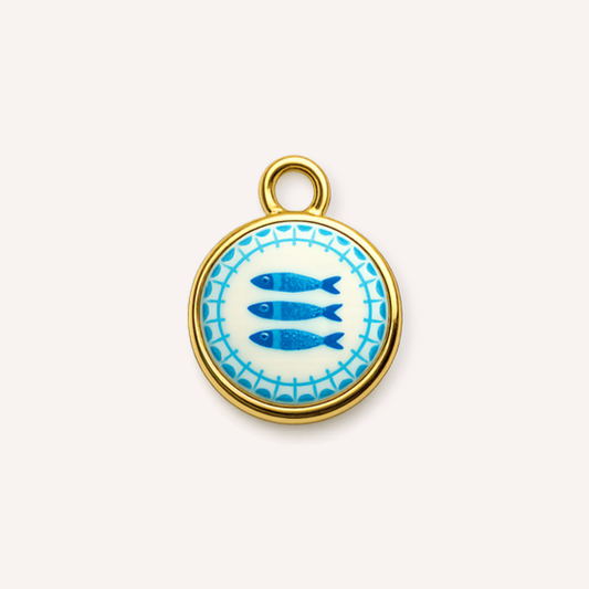 Sardina Charm, rond medaillon met blauwe vissen en sierrand