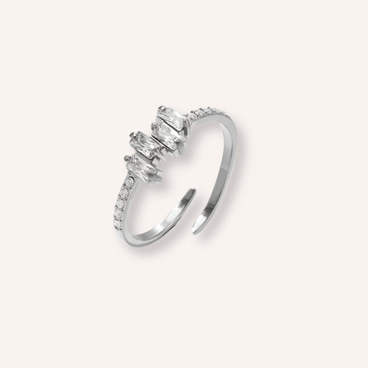 Splendore Ring in zilver, geometrische zilverkleurige ring met strass-steentjes