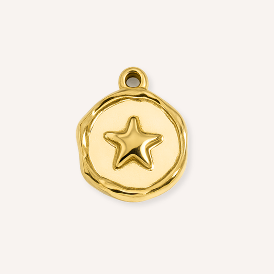 Stellina Charm, goudkleurig medaillon met ster in reliëf