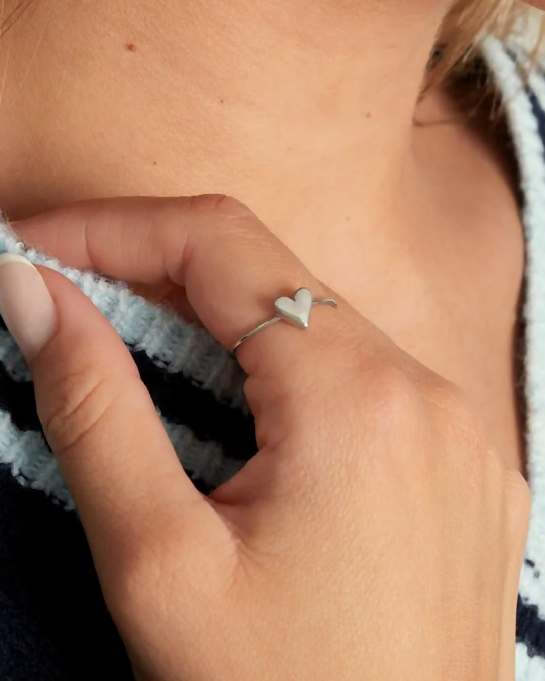 Cara Ring zilver gedragen