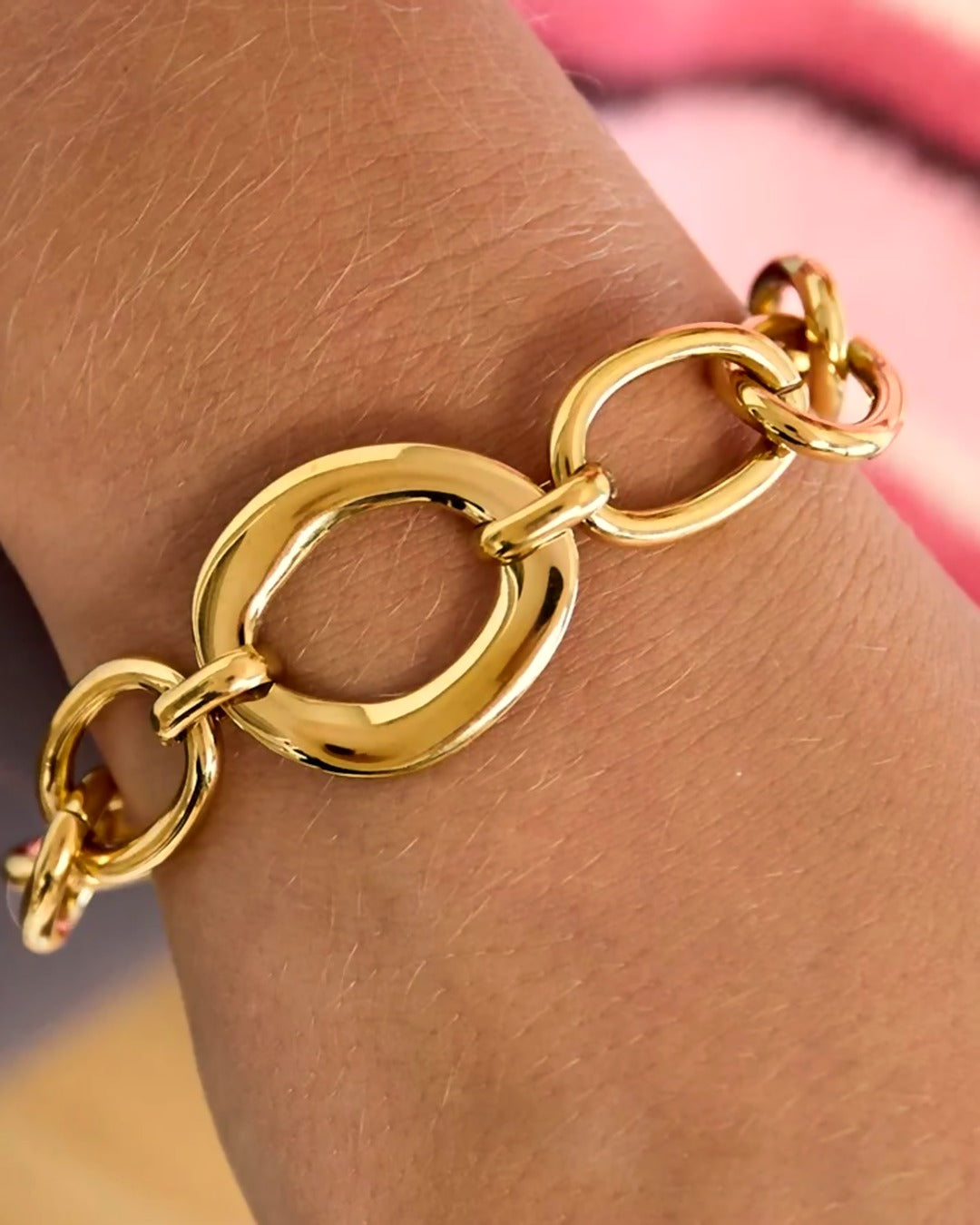 Molo Armband gedragen