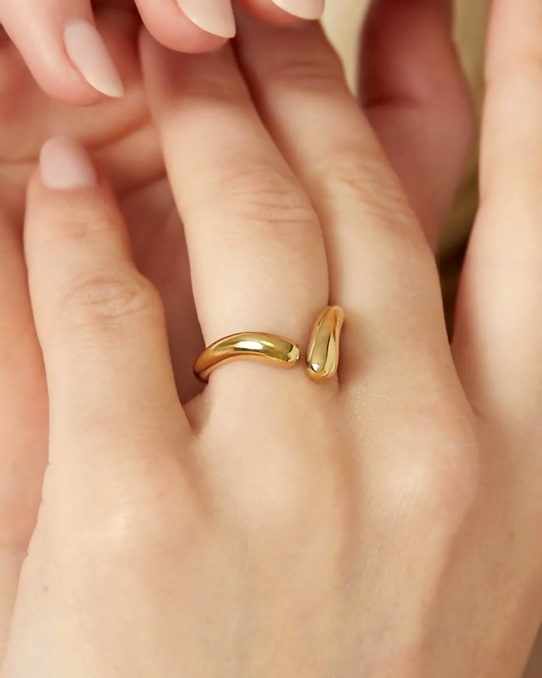 Serena Ring gedragen