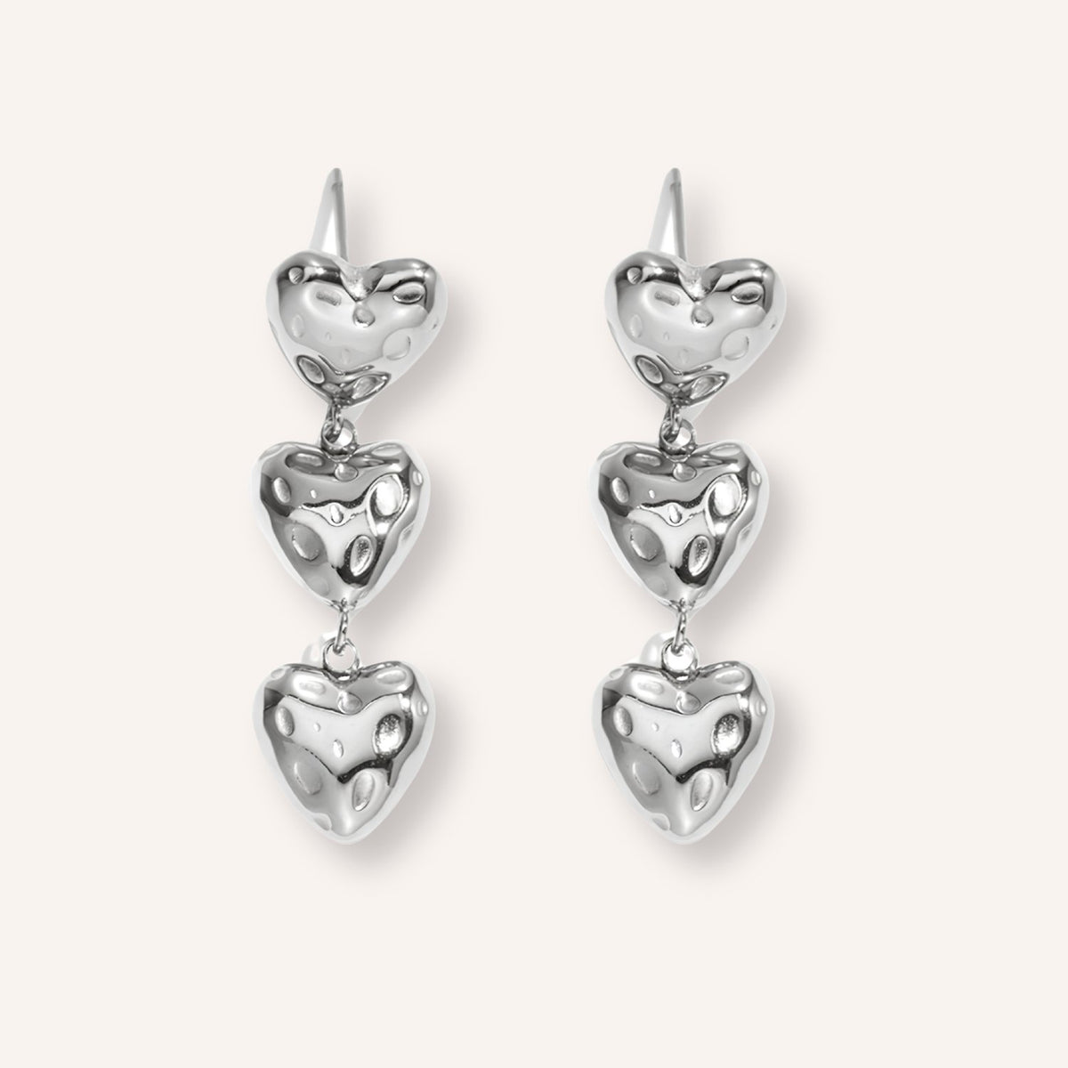 Zucchero Oorbellen in zilver, zilverkleurige hangoorbellen met klein hartje