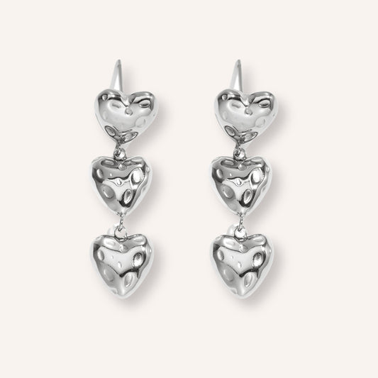 Zucchero Oorbellen in zilver, zilverkleurige hangoorbellen met klein hartje